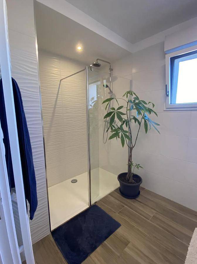 Gîte pour 2 personnes, avec jacuzzi ainsi que terrasse et jardin à Saint-Jean-du-Cardonnay - 4