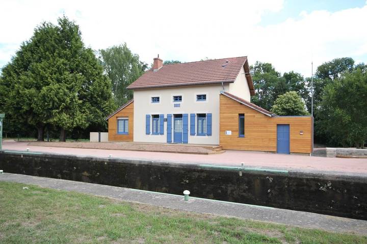 Gîte pour 13 personnes, avec terrasse et jardin dans Génelard