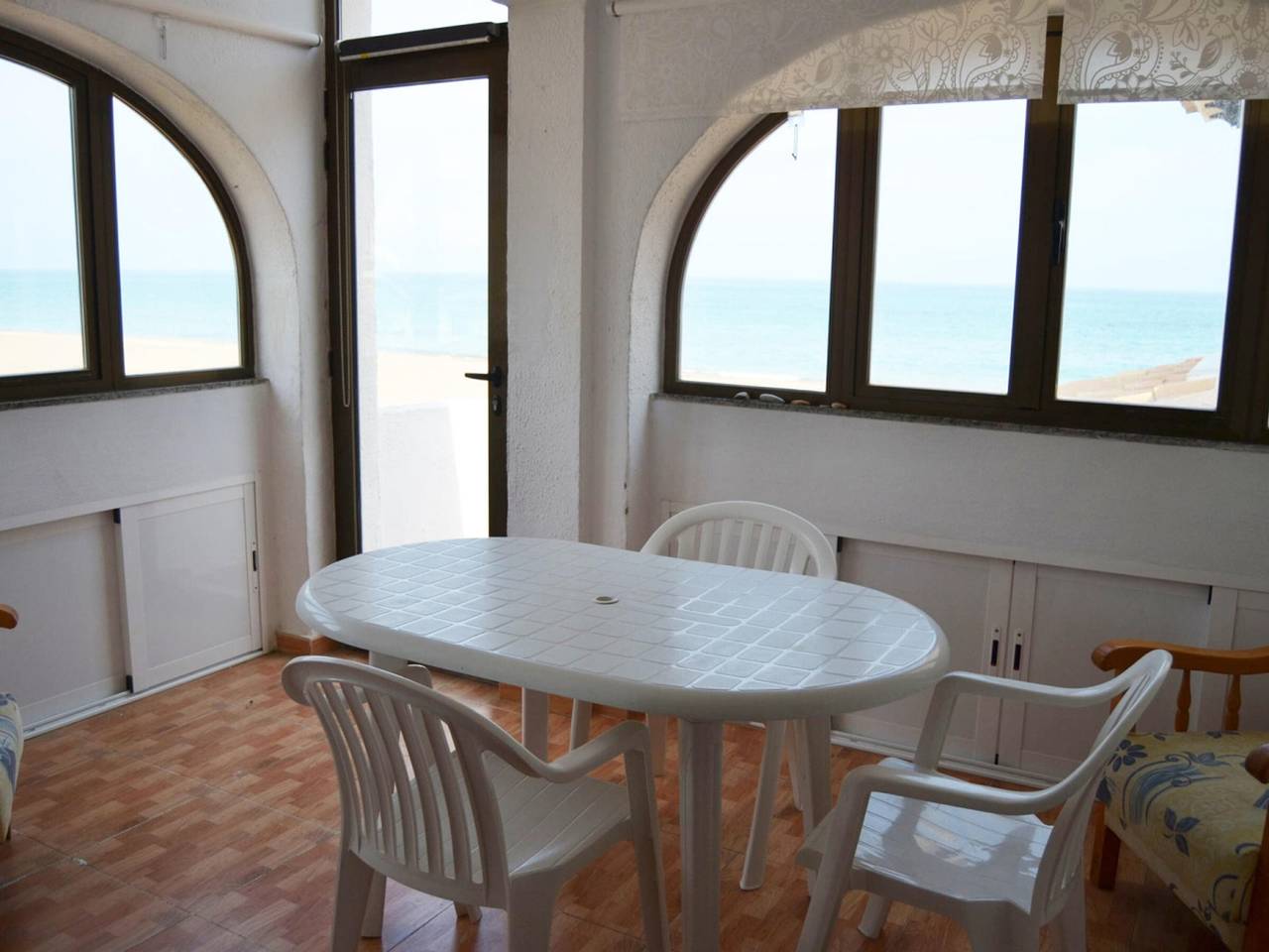 Apartamento entero, Apartamento en primera línea de playa en Denia con Wi-Fi, jardín y piscina in Almadraba, Costa Blanca