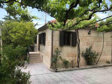 Gîte pour 4 personnes, avec vue et jardin, adapté aux familles dans Riba de Mouro