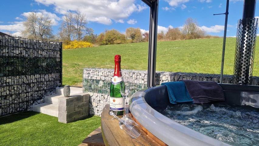 Ferienwohnung für 4 Personen, mit Whirlpool und Terrasse sowie Garten und Sauna