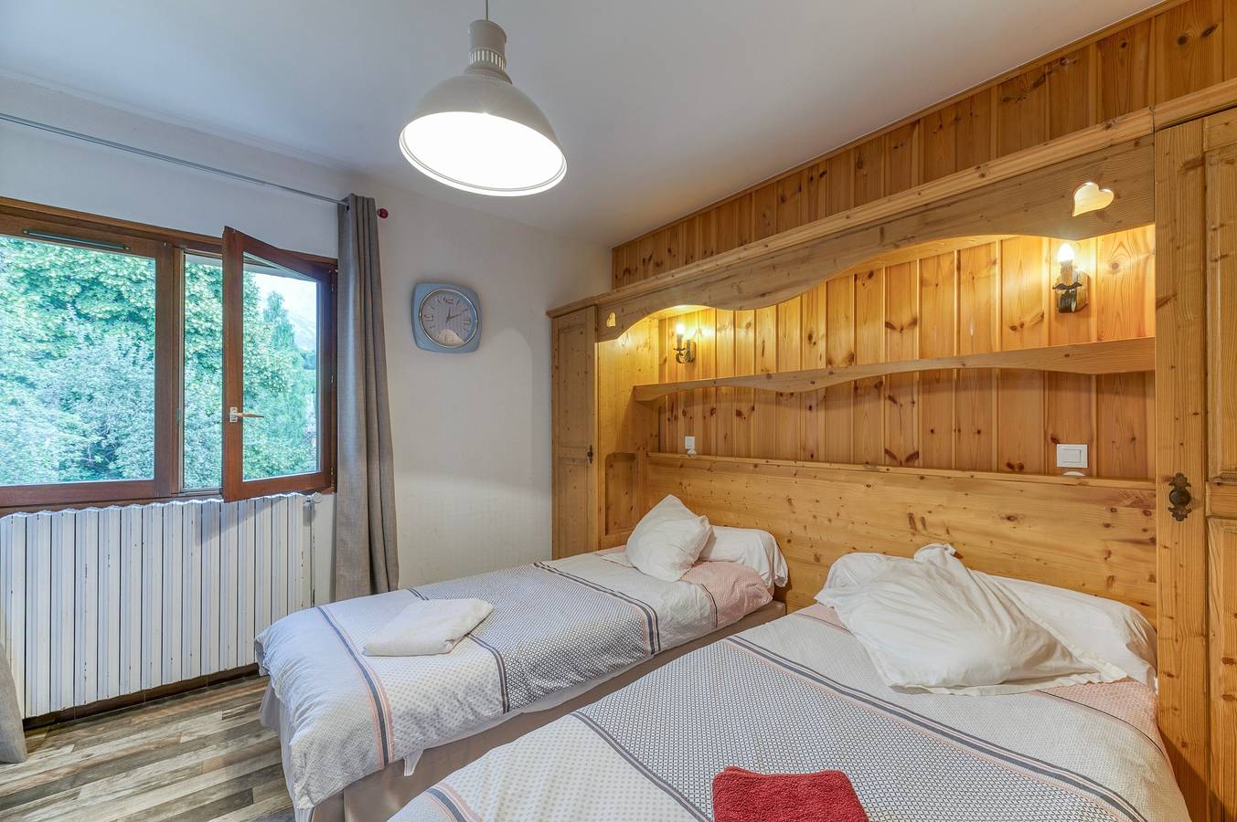 Room 'Chambre 2' with Mountain View and Balcony in Oz, Écrins National Park