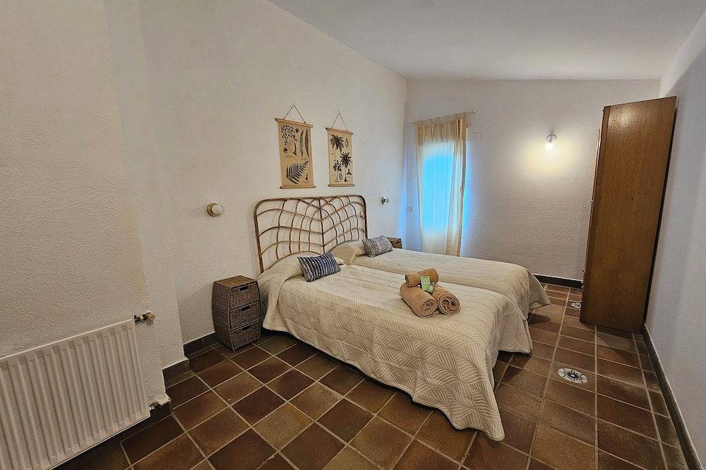 30 min from Madrid ideal for family reunions, retreats, workshops .... in Valdemorillo, Madrid Province