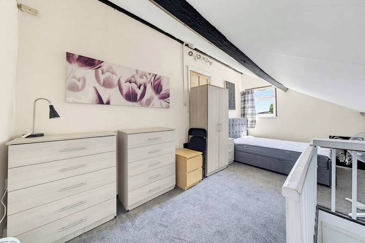 5 Bed family house with free parking in Aylesbury, Buckinghamshire