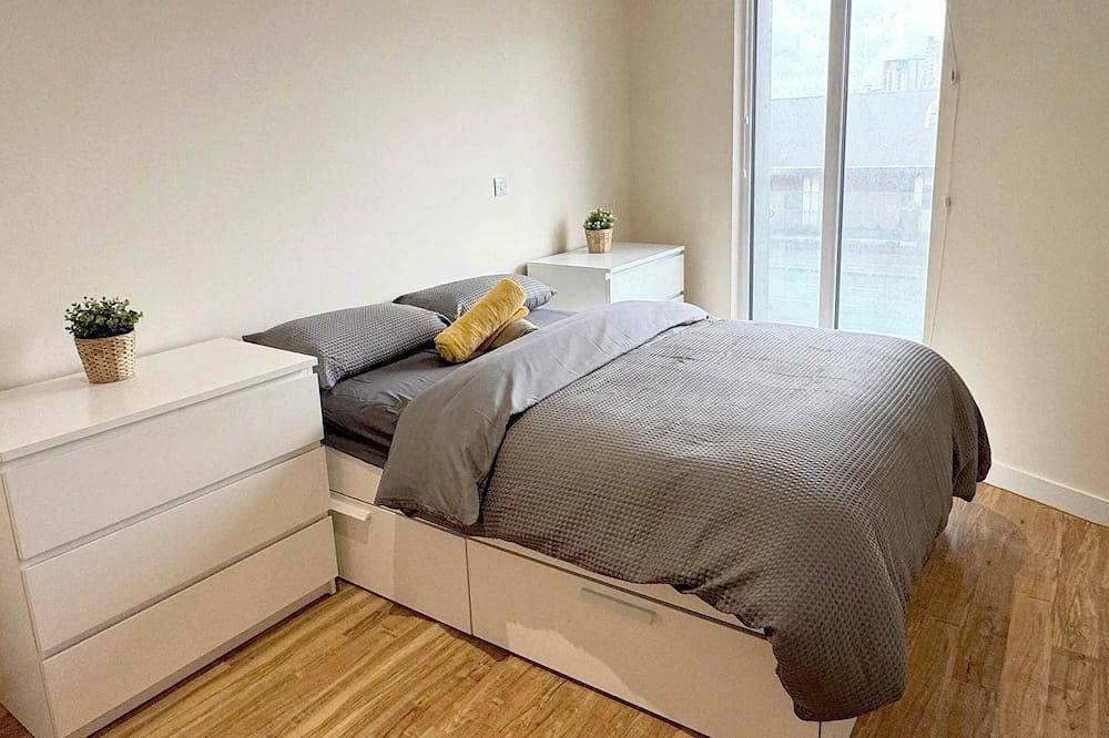 Entire apartment, Modern 2-Bed City Living with Private Balcony in Greater Manchester