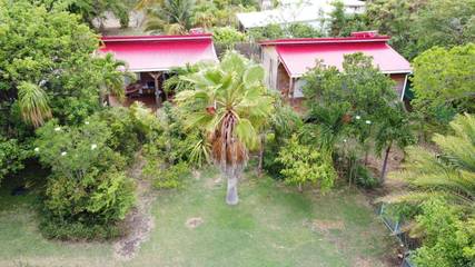 Gîte pour 3 personnes, avec vue ainsi que jardin et piscine à Le Moule
