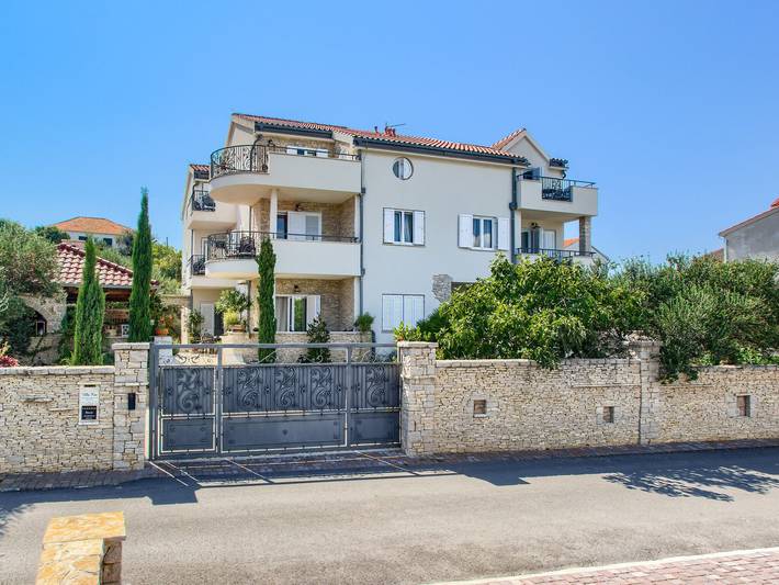 Apartament wakacyjny dla 4 osób, z ogród i balkon oraz basen w Murter (wyspa)
