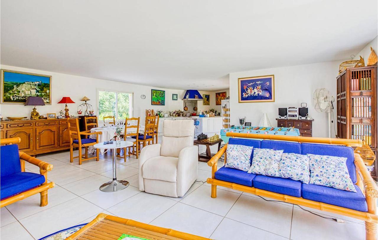 Three-Bedroom Holiday Home in Autoire, Quercy