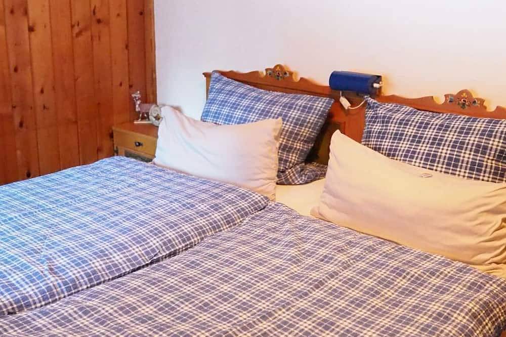 Ganze Wohnung, Ferienhütte 43qm, Terrasse, 1 Schlafraum, 1 Wohnschlafraum, Küche, max. 4 P. in Ruhpolding, Bayerische Alpen
