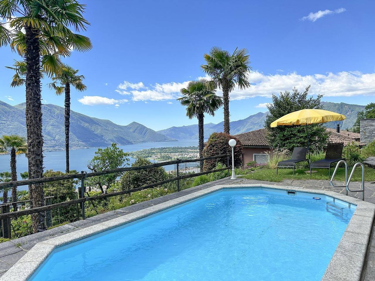 Die einzigartige Villa, umgeben von Park, Terrassen und Pool vereint zeitlose Eleganz in Minusio, Tessiner Alpen