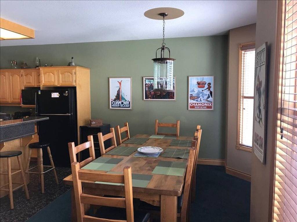 Snowgums, 3 bedroom 3 bathroom townhome, renovated kitchen and secure garage in Silver Star