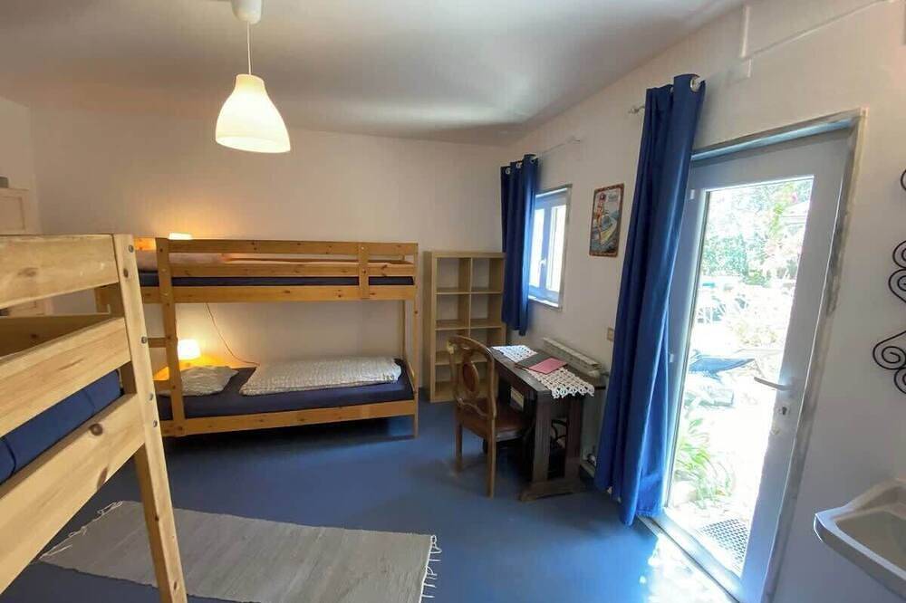 Quarto Azul with 2 bunk beds and a bathroom with shower in Lourinhã, Lisbon District