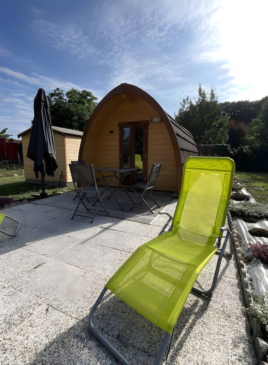 Cabaña forestal de madera con terraza privada, jardín y Wi-Fi in Villeneuve (Gironde), Región de Blaye