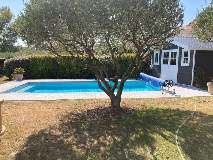 Gîte pour 3 personnes, avec piscine ainsi que vue et jardin à Saint-Julien-les-Rosiers - 3