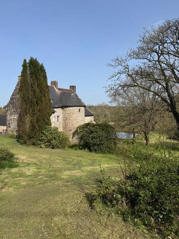 Cottage pour 8 personnes, avec piscine et jardin ainsi que vue et vue sur le lac, animaux acceptés à Plounérin
