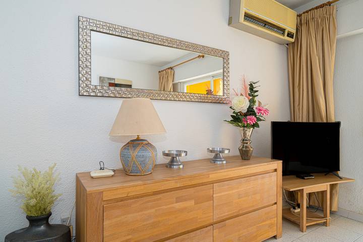 Apartamento entero, Apartamento 'Sandra by the Sea' con vistas al mar, piscina, jardín y Wi-Fi in Cala del Morro Blanc (el Campello), Campello