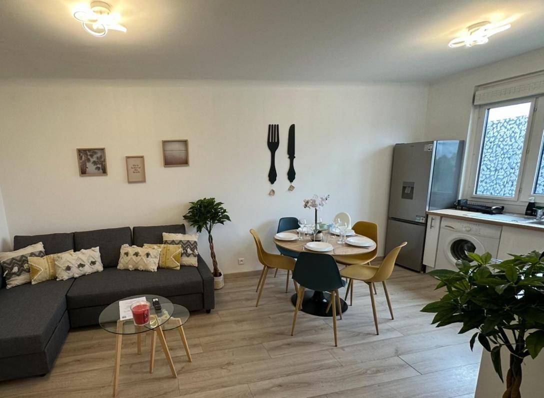 Appartement entier, Paris-Montrouge Magnifique Appartement 2 pièce de 36m2 - très cosy pour 1 à 5 personnes refait à neuf - Entire Apartment Luxurious And Warm - Montrouge Paris 14ème - Proche Aéroport Orly & Parc Expositions Porte de Versailles Free Wifi Gratuit in Montrouge, Hauts-de-Seine