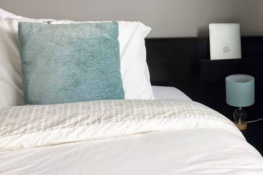 Spacious 4 bed home from home near Warwick Uni, Coventry, Nec in Coventry, Birmingham Area