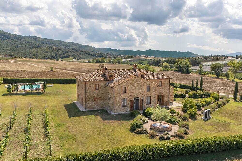 Luxury Umbrian Villa with Vineyard - Authentic Italian Country Estate Experience in Panicale, Lake Trasimeno
