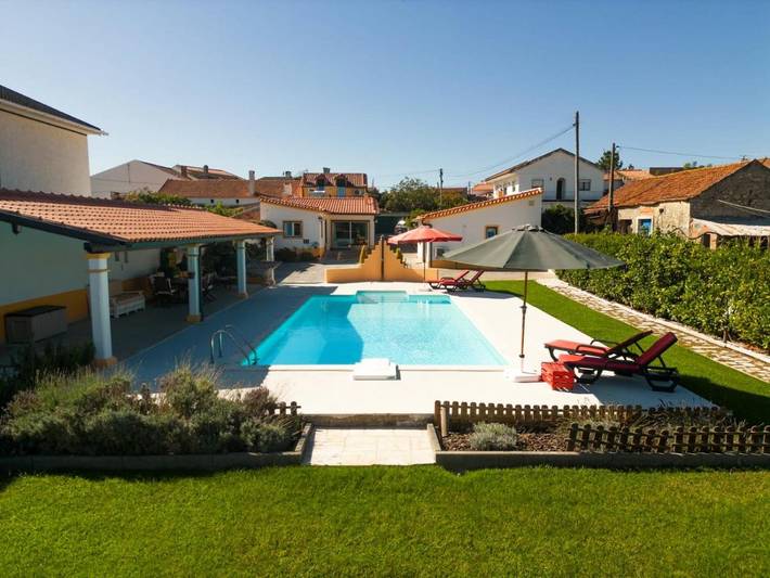 Casa de familia para 4 personas, con Balcón y Terraza además de Jardín y Piscina en Alcobaça