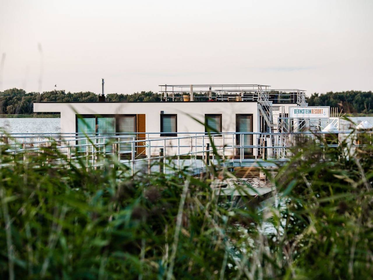 Kranichnest Schwimmhaus - Uferhaus am Bodden Ostsee - Kranichnest Schwimmhaus: Seeblick, Terrasse, Kaminofen & Platz für 4 Gäste in Ribnitz, Ribnitz-Damgarten