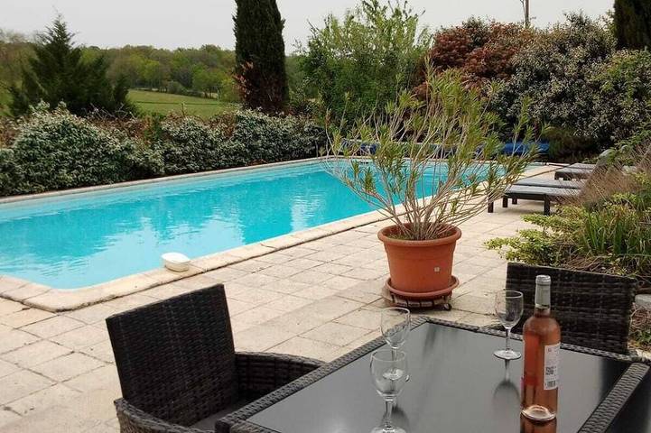 Location de vacances pour 8 personnes, avec terrasse et jardin à Monbahus
