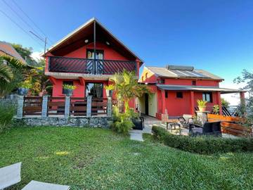 Gîte pour 3 personnes, avec vue ainsi que jardin et balcon à Les Trois-Bassins