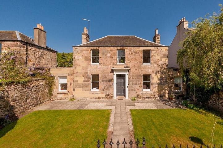 Holiday home for 10 people, with garden in Edinburgh