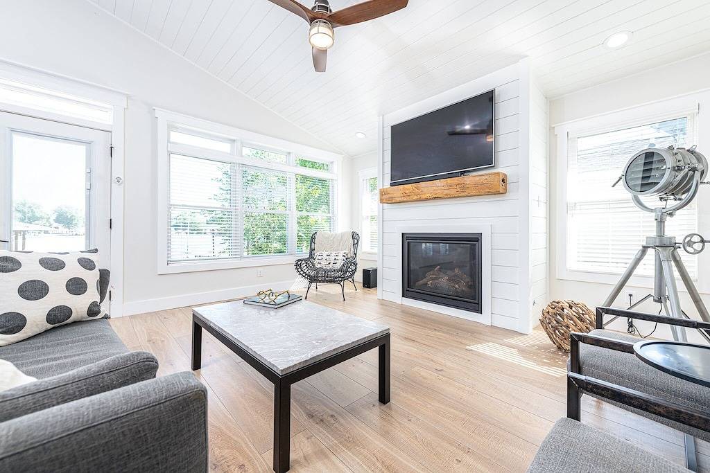 Phoebe’s Waterfront Lakehouse . Close to Mad River Mountain Skiing & Cranberry's in Stokes Township, Indian Lake