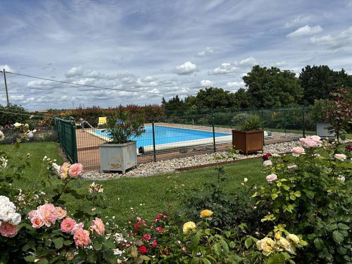 Gîte pour 4 personnes, avec piscine ainsi que jardin et terrasse dans Louchy-Montfand - 2