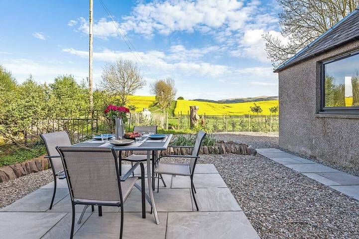 Log cabin for 4 people, with garden, with pets in Auchterarder