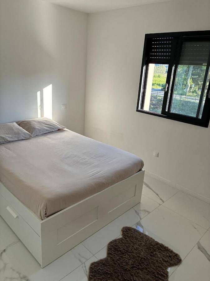 Location de vacances pour 6 personnes, avec vue ainsi que jardin et piscine à Plaissan - 4