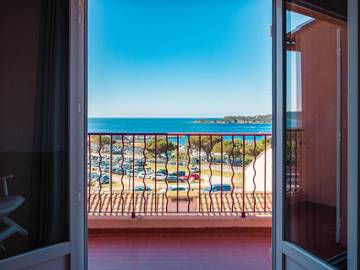 Gîte pour 4 personnes, avec vue ainsi que piscine et balcon dans Plage Du Pradeau