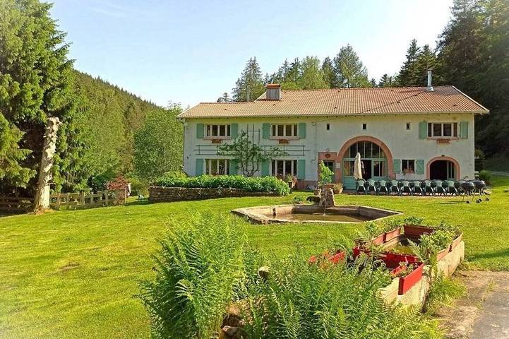 Gîte pour 15 personnes, avec terrasse à Taintrux