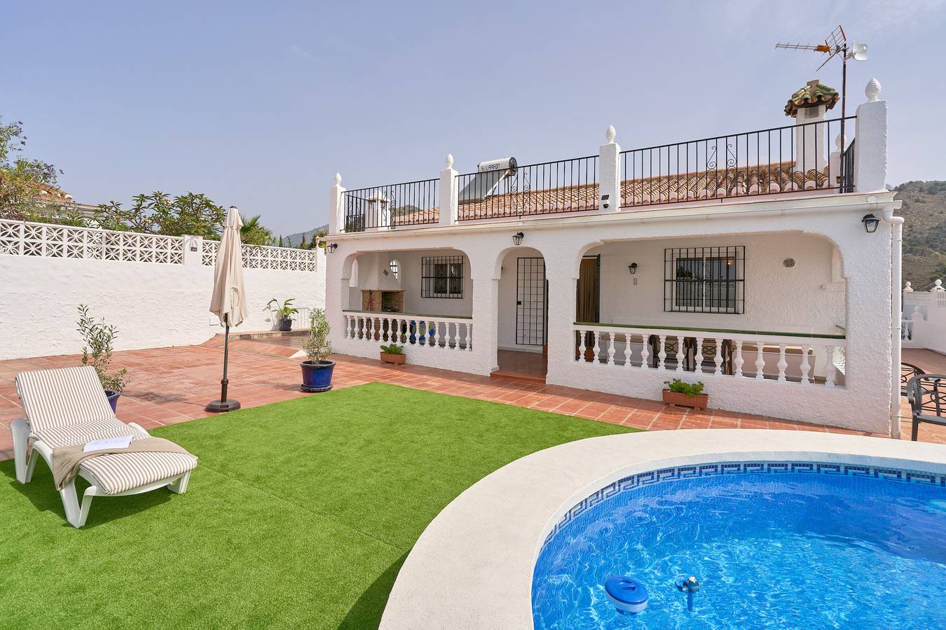 Villa 'Grayce' con vistas a la montaña, Wi-Fi y aire acondicionado in Rio Chillar, Frigiliana