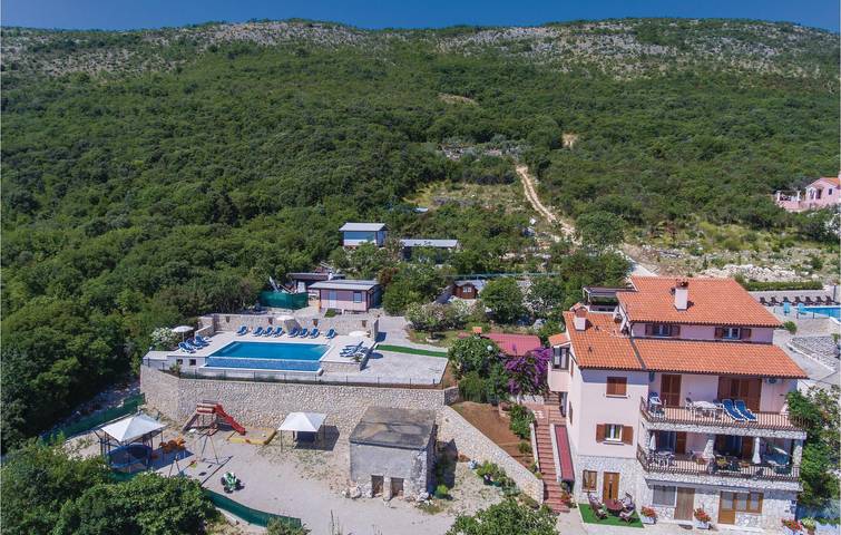 Ganze Ferienwohnung, Gemütliches Apartment mit Pool und Terrasse, 1,5 km zum Strand in Raša, Ostküste Istrien