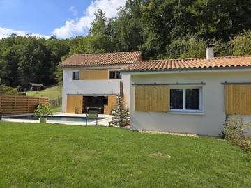 Gîte pour 6 personnes, avec piscine ainsi que terrasse et jardin à Château-l'Évêque