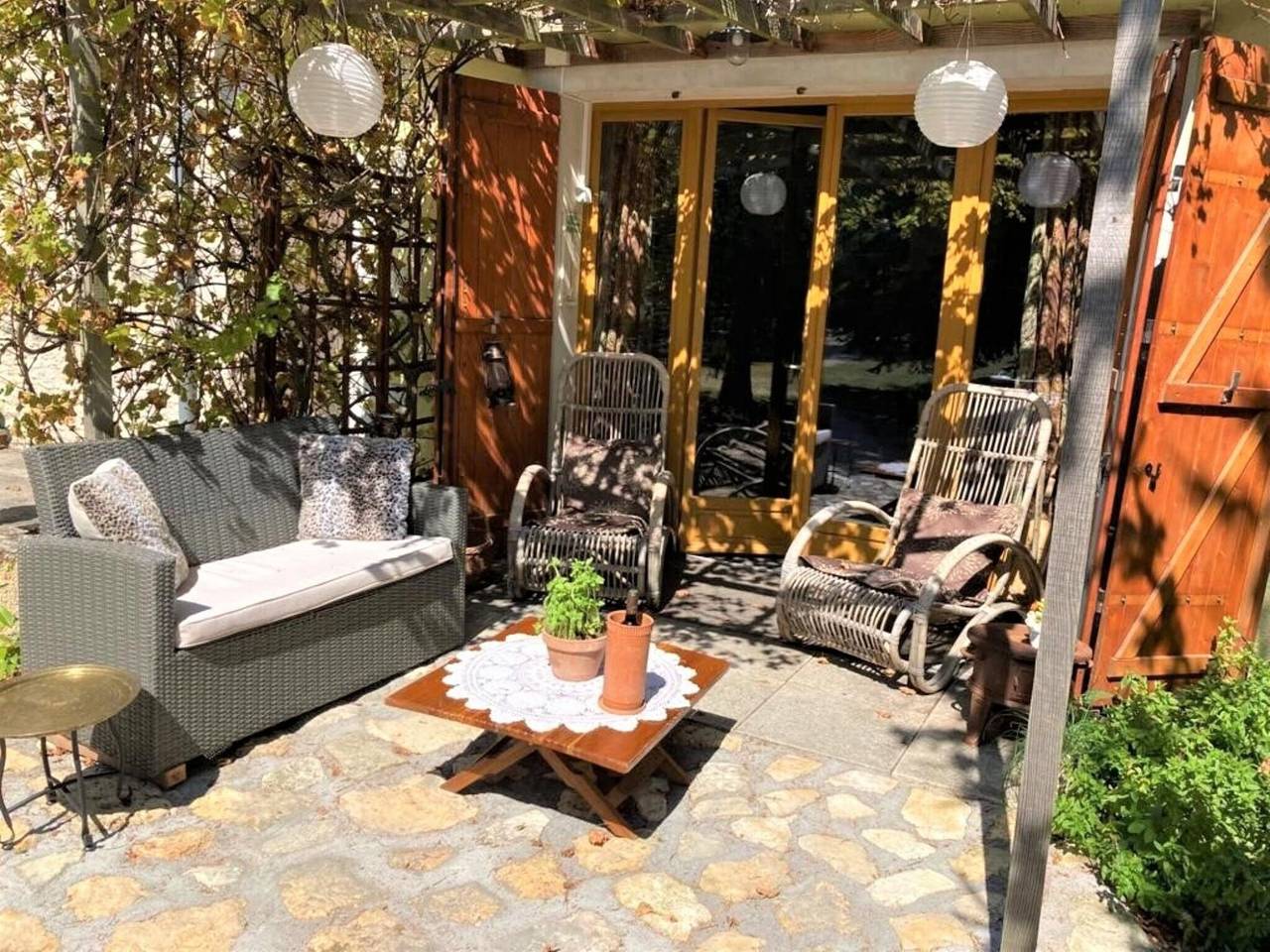 Beautiful Cottage in Frontenay sur Dive with Private Terrace in Saint-Jean-de-Sauves, Vienne