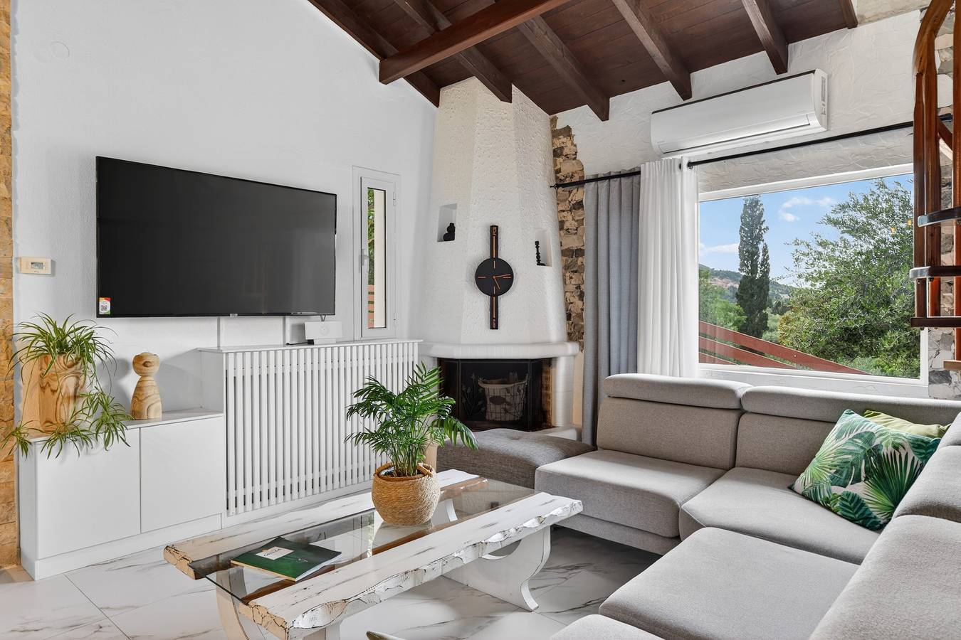 Villa Claire Corfu: 10 Hektar Privatvilla mit Pool & Gästehaus auf Korfu in Achilleio, Korfu
