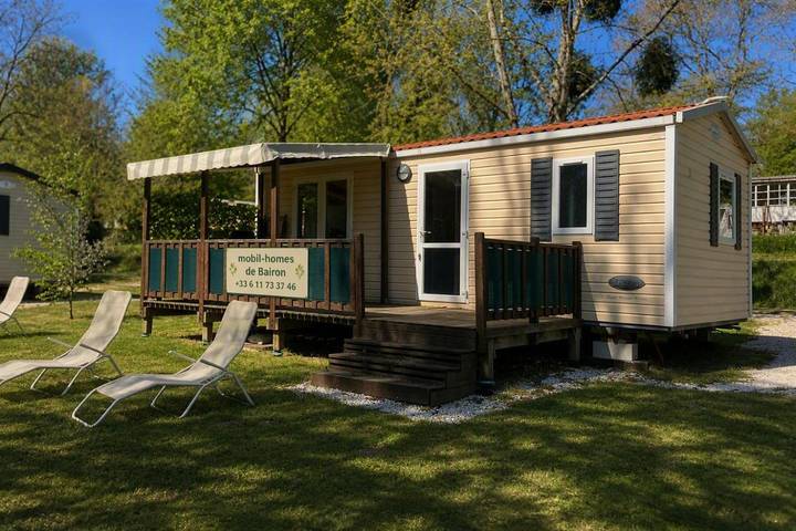 Camping pour 4 personnes, avec Terrasse et Jardin ainsi que Piscine et Vue sur le lac