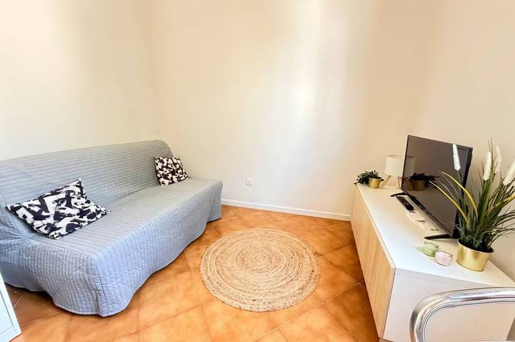 A practical and welcoming 24-square-meter studio apartment, perfect for two people, located on the first floor of a building without an elevator.The property is situated just a short distance from the Modena Policlinico and is well-connected to the city in Modena, Modena Province
