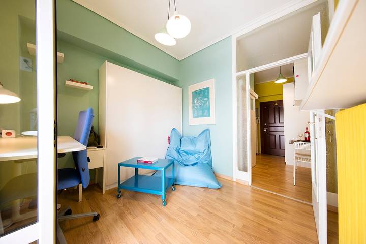 Entire apartment, -Startupper's Pad in real Athenian nei in Central Section of Athens, Athens
