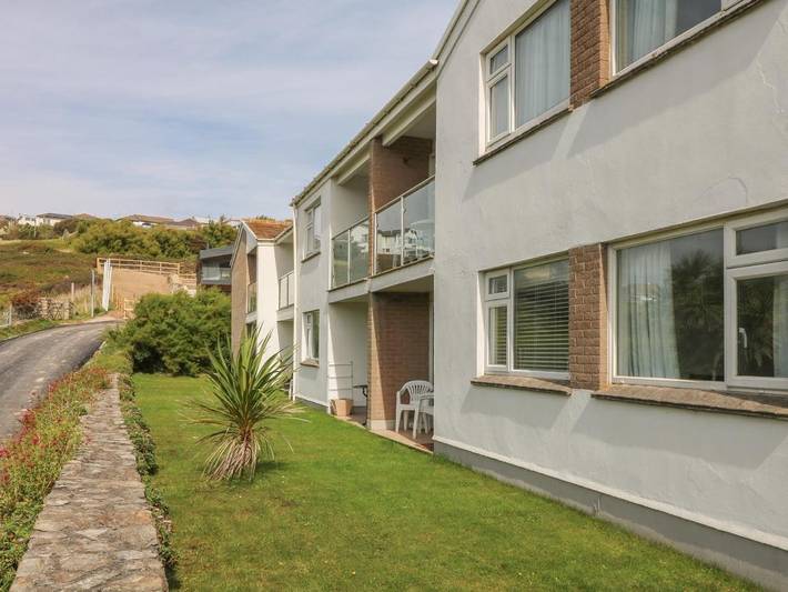 Holiday rental for 4 people, with garden and view as well as pool, with pets in Mawgan Porth