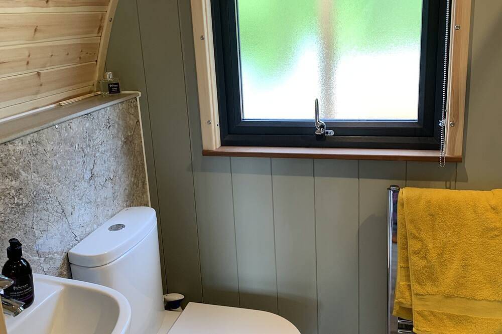 Red Squirrel Pod with Hot Tub - perfect for relaxing in countryside near Oban in Oban, Loch Linnhe