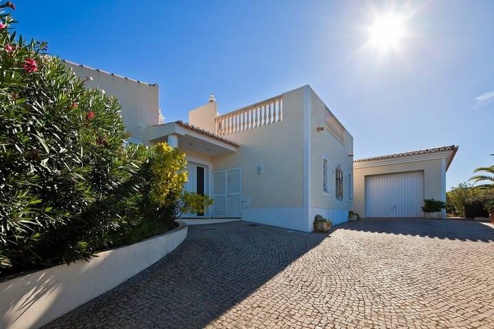 Ferienhaus für 6 Personen, mit Ausblick und Garten in Ferragudo