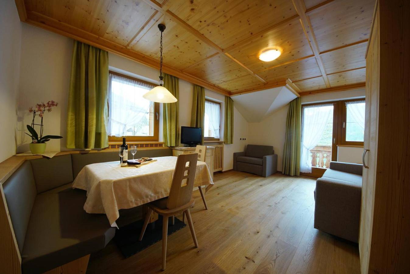 Ganze Wohnung, Apartment 'Agriturismo Grones' mit Bergblick, Gemeinschaftsterrasse und Wlan in Campill, St. Martin in Thurn