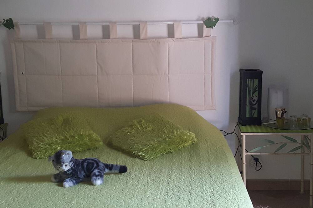Chambre d'hotes avec salle d'eau , wc et terrasse in Donzère, Région de nyons