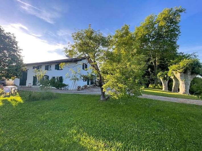 Location de vacances pour 6 personnes, avec jardin ainsi que vue et terrasse à Sainte-Marie-de-Gosse