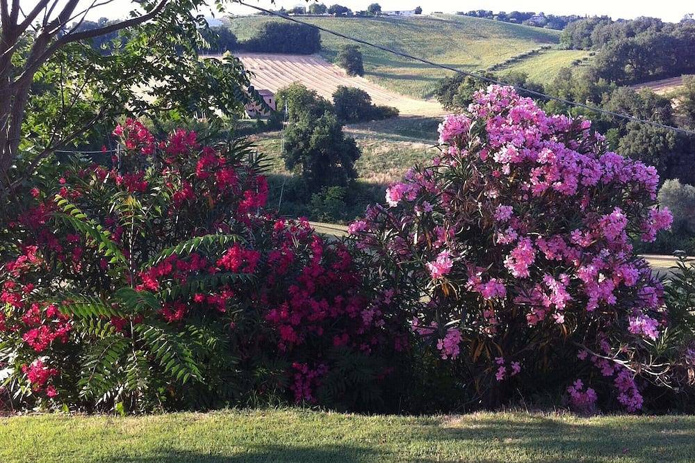 Beautiful restored villa with private pool, gardens and magnificent views in Petriolo, Macerata Province