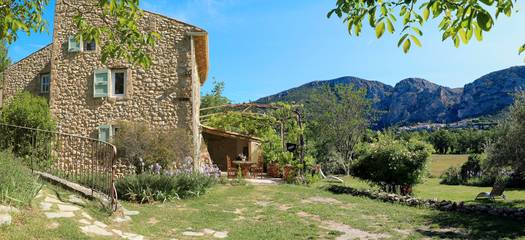 Gîte pour 19 personnes, avec piscine ainsi que terrasse et jardin dans les Gorges du Verdon